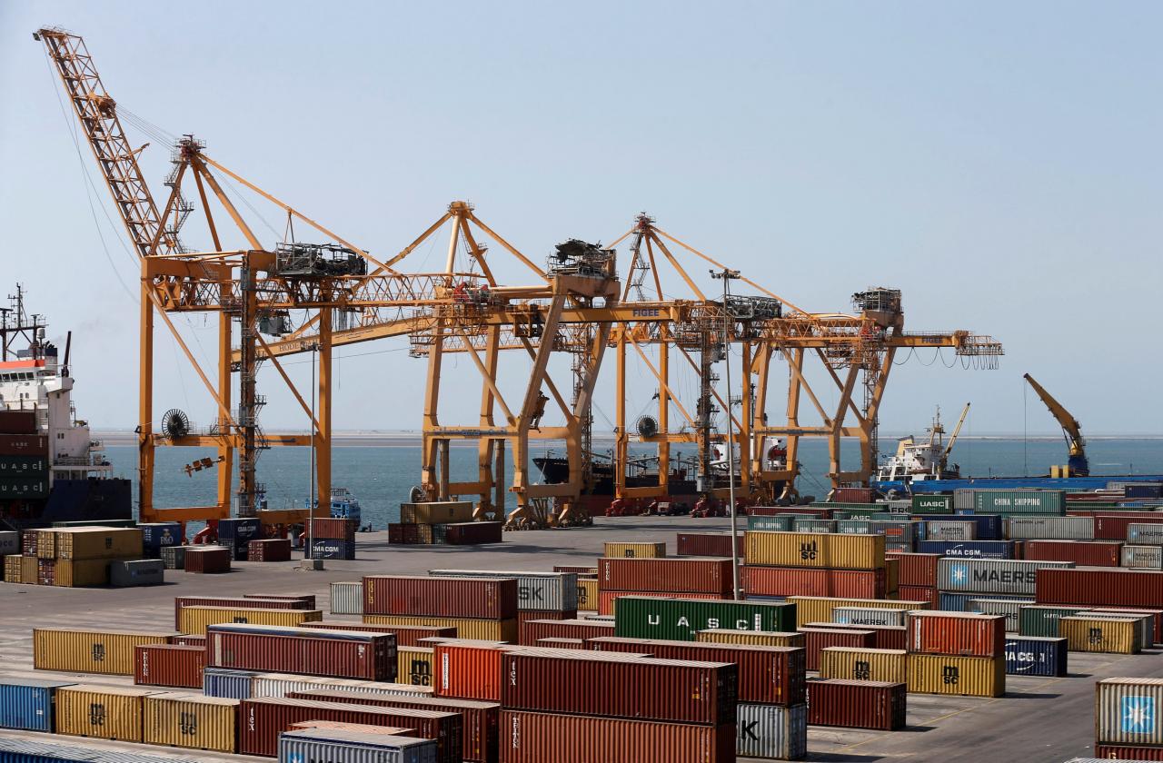 FILE PHOTO: Giant cranes, damaged by Saudi-led air strikes, are seen at a container terminal at the Red Sea port of Hodeidah, Yemen November 16, 2016. REUTERS/Khaled Abdullah/File Photo